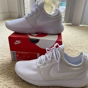 Gently worn Nike Roshe Two in white. Size 6